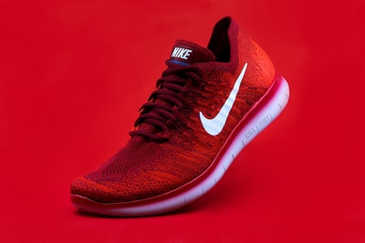 未配对的红色Nike运动鞋